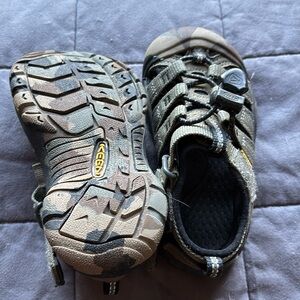 Keen toddler sandals size 9-Camo and olive green